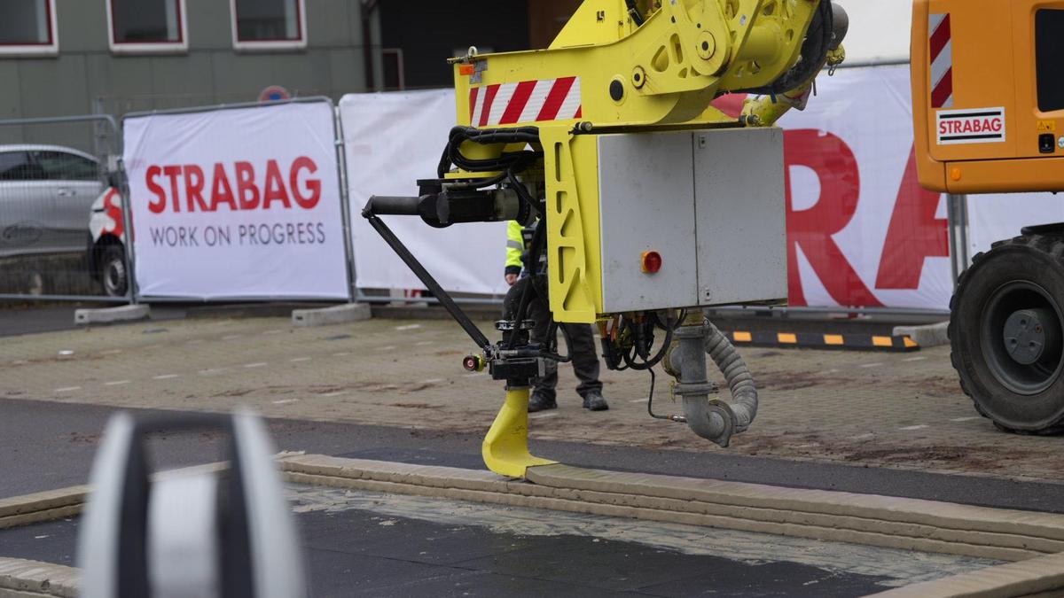 Im Bild: Der 3D-Betondrucker „Karlos“ der Strabag druckt tragende Wände ohne Schalungsarbeiten