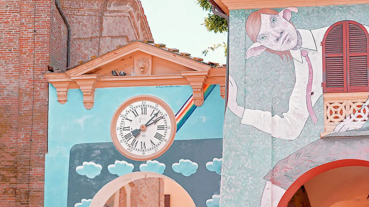 Gemälde schmücken die Hauswände von Dozza