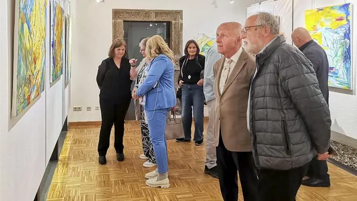 Mit der Ausstellung „Im Mittelpunkt der Mensch“ präsentiert die Künstlerin Astrid Adam-Bernhart in der Galerie im Forum Rathaus Knittelfeld eindrucksvolle Werke, die den menschlichen Körper in seiner ganzen Ausdruckskraft thematisieren.