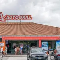 Wer eine Autobahnraststätte besucht, sollte die Autotür doppelt kontrollieren und keine Wertgegenstände zurücklassen 