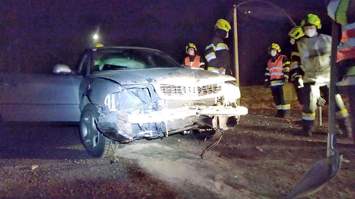 Der Pkw prallte mit großer Wucht gegen das Verkehrszeichen