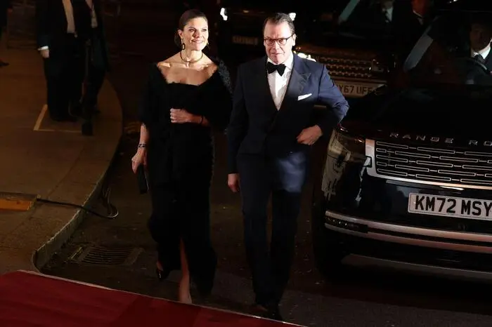 Glamour-Doppel: Das Kronprinzenpaar aus Schweden begleitete den britischen Thronfolger und seine Frau unter anderem zu einer Royal Variety Performance in die Royal Albert Hall.