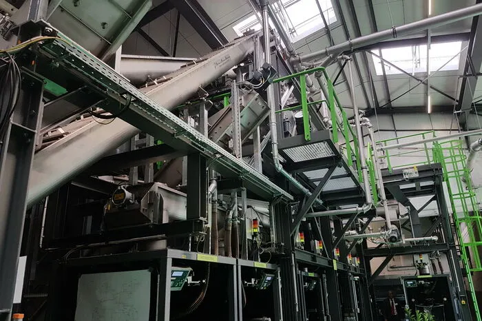 Nach der Zerkleinerung werden die Rohstoffe voll automatisch sortiert.