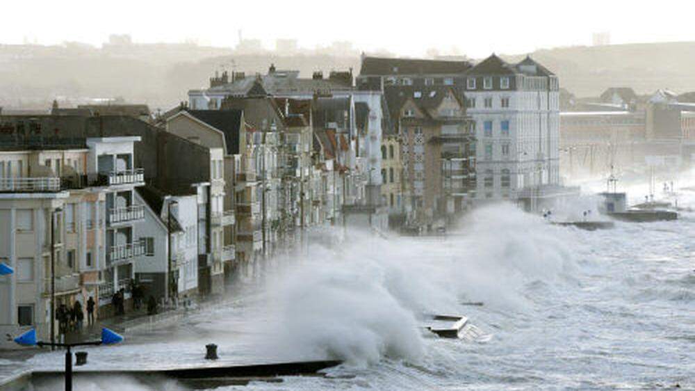 In Wimereux im Norden Frankreichs verursachte das Sturmtief beachtlichen Wellengang
