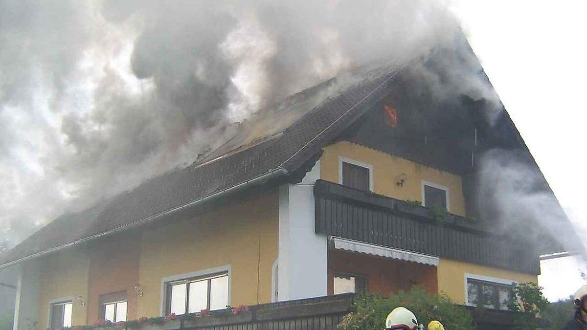 Der Dachstuhl des Hauses in Oberrettenbach, Gemeinde Gersdorf, brannte völlig nieder 