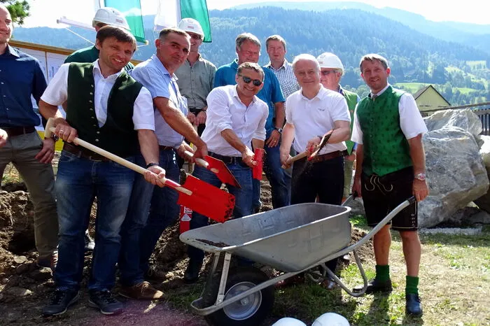 Spatenstich mit Bürgermeister Johannes Rauter und Landesrat Hans Seitinger.