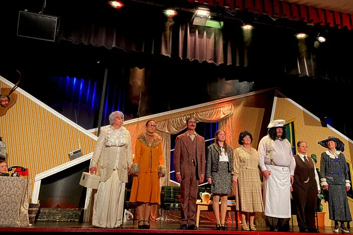 Starkes Ensemble, das mit viel Charme und Witz auf der Bühne agiert: Monika Hasler, Katharina Seebacher, Willi Forwick, Helena Oberreiter, Andrea Öhlknecht, Thomas Mörtl, Nuni Wallner &amp; Anna Kabas (von links).  
