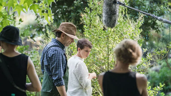 Die Schauspieler Peter Benedict und Tanja Raunig am Set