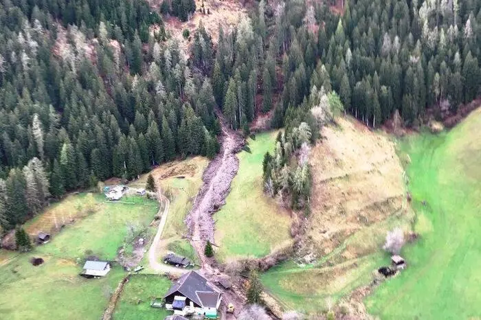 Auf 1500 Meter ging die Mure in Winklern ab und traf auf das Stallgebäude eines Landwirtes