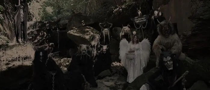 Krampusse, Engel und Teufel in einem schwarz-weiß Foto | Die „Kirchheimer Teiflsweiba“ gibt es seit dem Jahr 2023