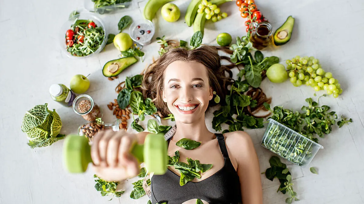 Portrait of a sports woman with healthy food