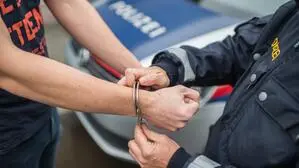 Für den 20-Jährigen klickten die Handschellen (Symbolfoto)