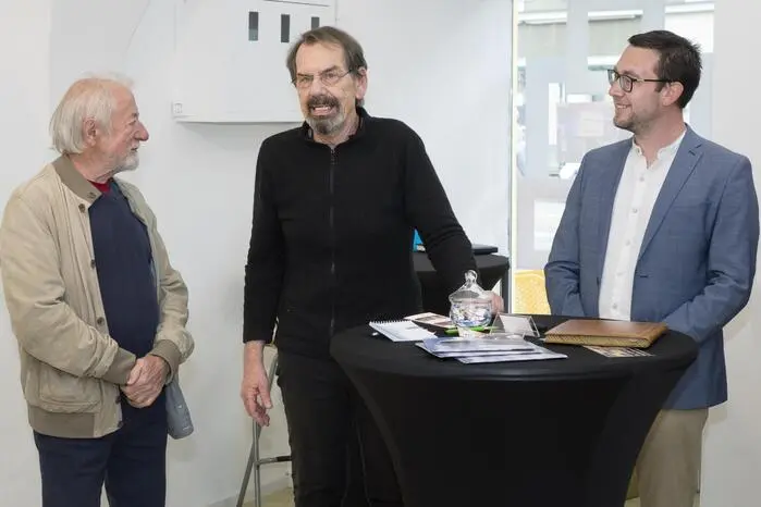 Vizebürgermeister Thorsten Wohleser (r.) hob in seiner Ansprache die Bedeutung der Galerie als kulturellen Begegnungsort hervor: „Jede Ausstellung bringt einen neuen Charakter in diesen Raum – das macht unsere Stadtgalerie so lebendig.“ Links Künstler Rudolf Hirt, Mitte Kurator Helmuth Ploschnitznigg