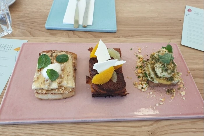 Hier im Bild von links: Saure Erdäpfel auf Sauerteigbrot, Brioche-Scheiterhaufen sowie Toast mit Erdnussbutter und Bananen.
