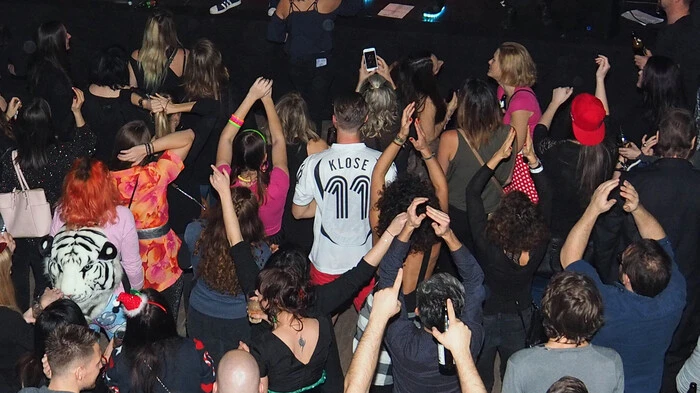 Mit ihrer alternativ gecoverten Tanzmusik aus den 1990er Jahren brachte die Klagenfurter Gruppe B.A.S.F das Publikum im Parkhaus Samstagnacht zum Tanzen, zum Mitsingen, zum Springen und zum Klatschen. Abwechslungsreicher hätte die Darbietung nicht sein können. Da gab es What Is Love, Barbie Girl, Coco Jambo und und und. Und dann noch 1, 2, Polizei. Das neue Styling der Musiker unter den Affenmasken kann sich auch sehen lassen. . . vom Michael Jackson-Glitzerhandschuh über die LED-Leuchtsohlenschuhe bis zur 70er-Jahre-Elvis-Tanzhose war für die meisten Geschmäcker etwas dabei.