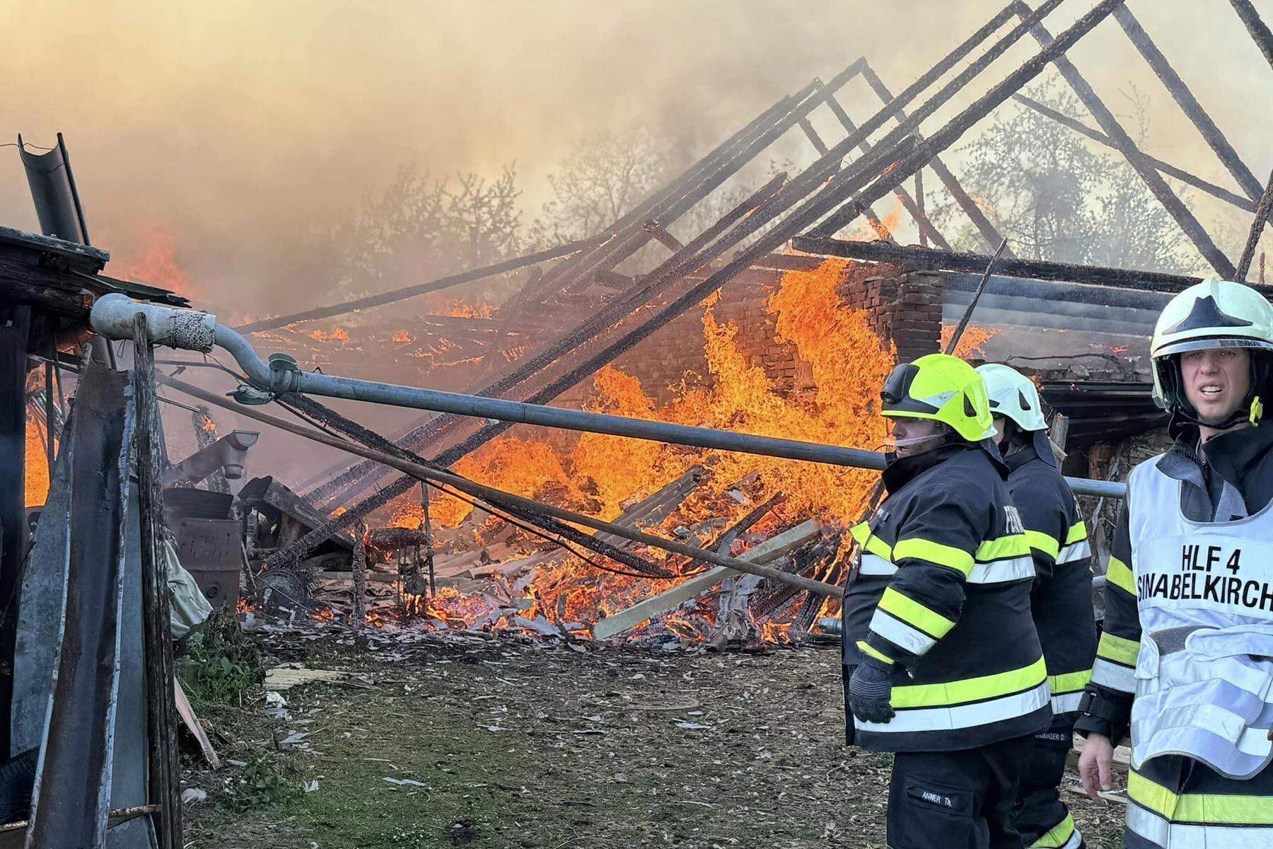 „Nichts mehr zu retten“: Elf Feuerwehren bekämpften Brand eines Wirtschaftsgebäudes