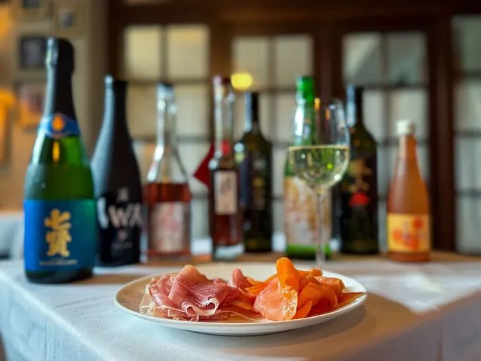 Als Essensbegleiter passt Sake optimal zu allem, was rauchig ist.