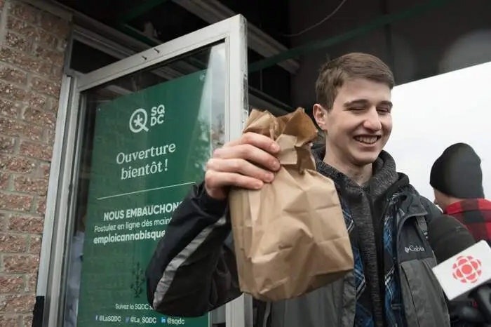 Dieser junge Mann hatte sichtlich Erfolg beim Kauf.