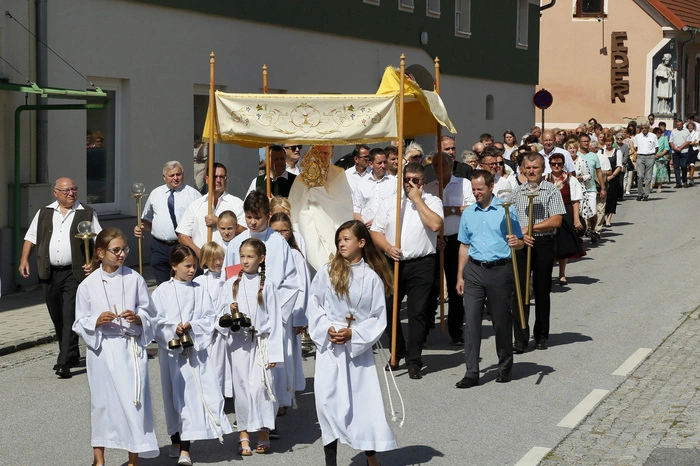 führte eine festliche Prozession quer durch die Gemeinde...