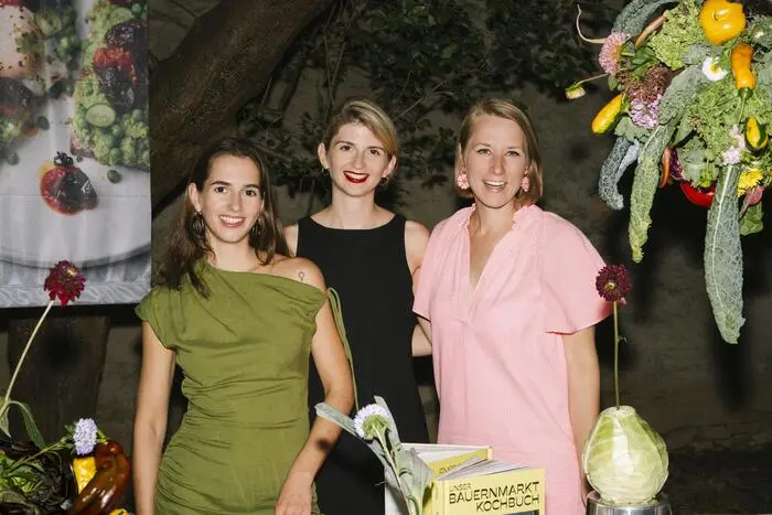 Die Buchautorinnen mit ihrer Cousine und Vizebürgermeisterin Julia Paar
