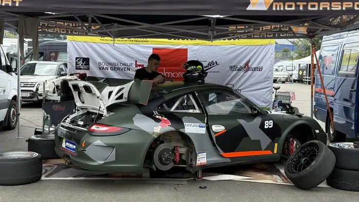 Seit Monaten haben sie schon auf das letzte Augustwochenende hingefiebert– die Fans nostalgischer Rennautos konnten sich nun endlich bei den Red Bull Ring Classics am Red Bull Ring in Spielberg wahrlich sattsehen an Boliden jeglicher Marken und PS-Stärken. 