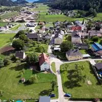 Auf der Wiese gegenüber des Kindergartens (am Foto das hellblaue Haus auf der linken Seite) soll das Wohnhaus erbaut werden