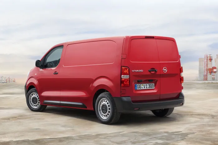 Bei einem maximalen Ladevolumen von 6,6 Kubikmeter lassen sich bis zu 1400 Kilogramm Nutzlast verstauen – 200 Kilogramm mehr als bisher. Gleiches gilt für die Zuglast: Der Vivaro nimmt mit bis zu 2,5 Tonnen Anhängelast 500 Kilo mehr an den Haken als sein Vorgänger.