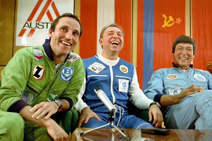 Mit Viehböck fliegen als Kommandant der Russe Alexander Wolkow (Mitte) und als Dritter in der Sojus-Mission der Kasache Tachtar Aubakirow (rechts) ins All mit.