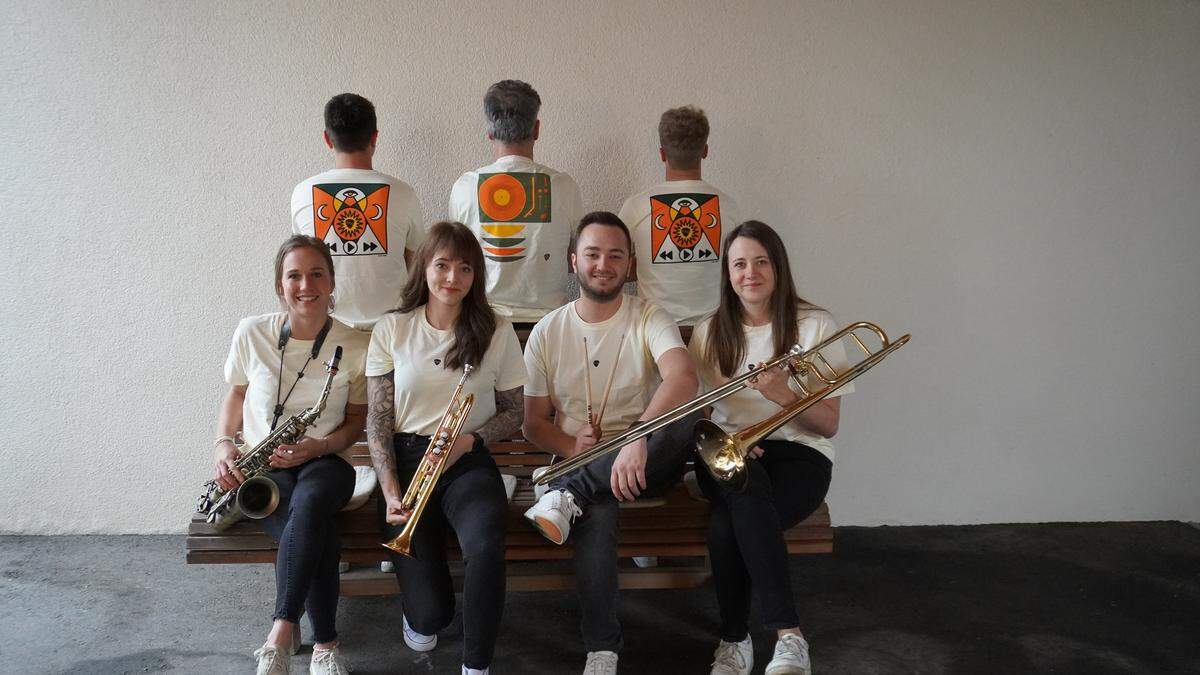 Die Band „Fourtunez“ (sitzend) tritt erstmals mit Brass-Unterstützung auf (“brassisted“) 