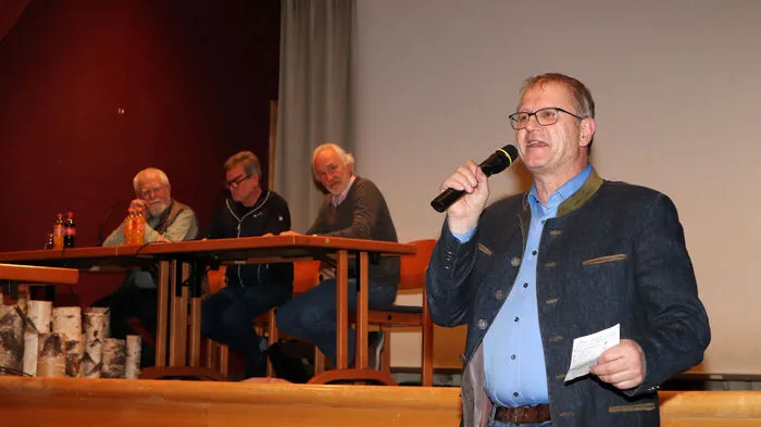Bürgermeister Erich Stampfer (rechts) bei einer Informationsveranstaltung zum geplanten Windpark in Gnesau