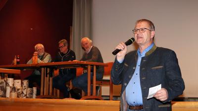 Bürgermeister Erich Stampfer (rechts) bei einer Informationsveranstaltung zum geplanten Windpark in Gnesau