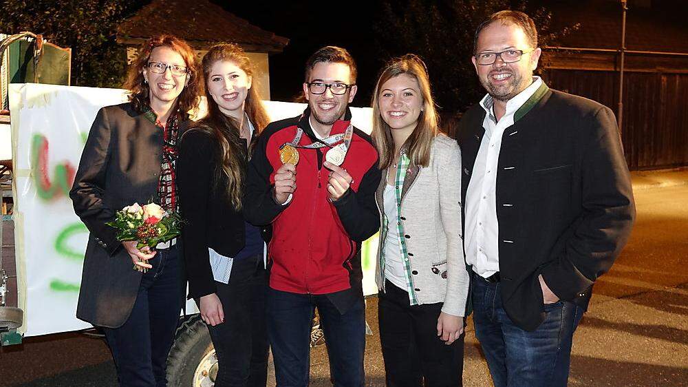 Sebastian Gruber (Mitte) im Kreise seiner Familie, die ihm gestern Abend ein großes Fest bereitet hat