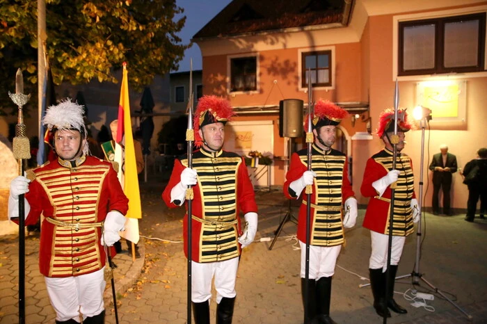 Zur Verschönerung der Feierstunde trugen unter anderen die Bürgerliche Trabantengarde St. Veit (Foto), die Landsmannschaften, die Landjugend, die St. Veiter Bürger-Goldhauben-Frauen, die St. Veiter Frauen im Bürgerkleid, die Volksschule St. Veit sowie der Eisenbahnermusikverein (EMV) Stadtkapelle St. Veit bei. 