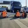Immer wieder besetzen Aktivistinnen und Aktivisten Straßen und Autobahnen
