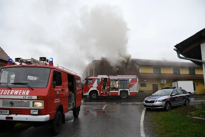 Als die Einsatzkräfte der Feuerwehren Pölfing-Brunn und Wies am Einsatzort ankamen, war das Ausmaß des Brandes sofort ersichtlich und die FF St. Ulrich im Greith sowie die FF Dietmannsdorf mussten nachalarmiert werden.