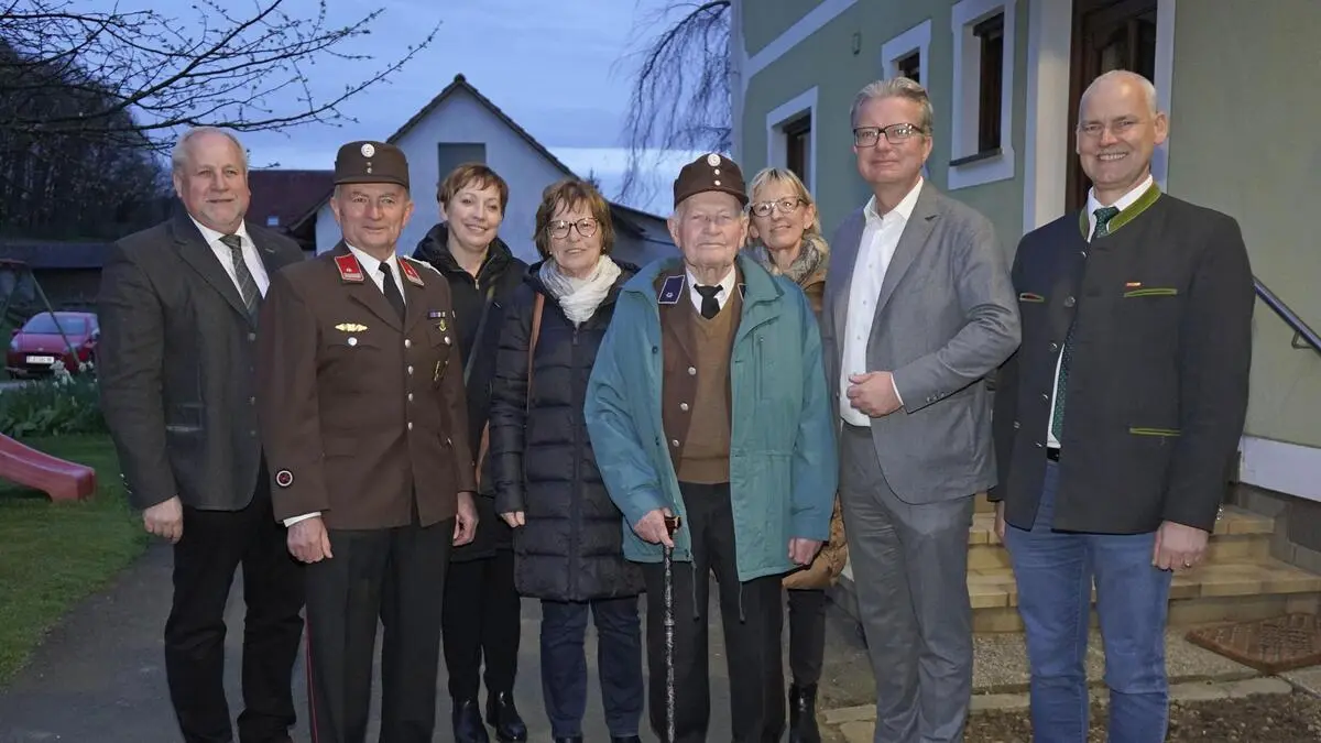 Jubilar Peter Riedl senior mit den Töchtern Hermine Voller, Christine Amtmann und Anna Korkas, Sohn Peter Riedl (in Feuerwehruniform), LH Christopher Drexler, Bürgermeister Viktor Wurzinger (r.) und Vizebürgermeister Werner Scheucher