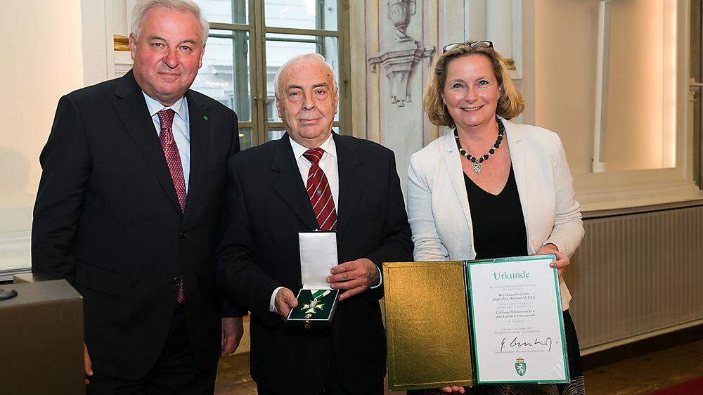 Roland Alexa (Mitte) wurde von Hermann Schützenhöfer und Bettina Vollath kürzlich mit dem Goldenen Ehrenzeichen des Landes geehrt