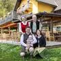 Familienbetrieb: Stefan und Christina Buchsbaum mit Tochter Heidi und Stefans Eltern Maria und Rudolf