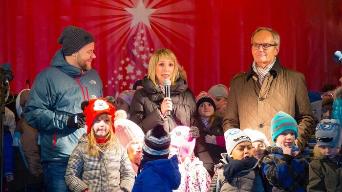 Citymanager Anton Hirschmann, Andrea Moder, Geschäftsführerin des Tourismusverbandes Leoben, und Moderator Markus Messics (von rechts) eröffneten die Adventstadt Leoben.