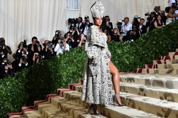 Päpstlicher als der Papst: Sängerin Rihanna in einem Kleid von Designer John Galliano und handbestickt vom Maison Margiela Atelier. "Plötzlich bin ich katholisch", schrieb ein Twitter-Nutzer.
