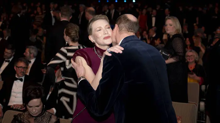 Prinz William war am Sonntagabend zu Gast bei den BAFTAs. Gattin Kate musste krankheitsbedingt zu Hause bleiben, sie erholt sich gerade von einer Bauch-OP. Doch der künftige König ließ sich nicht beirren und tauschte Kate gegen Cate. Er unterhielt sich mehrmals sehr angeregt mit Schauspielerin Cate Blanchett, für sie gab es auch ein royales Bussi auf die Wange.