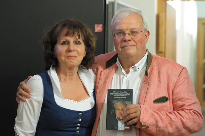 Wehrschütz' Ehefrau Elisabeth hat auch ein Kapitel zum Buch beigesteuert. Sie und die beiden gemeinsamen Töchter sind eine große Stützte für den Journalisten.