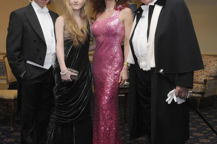 Bereits seit den 1990er-Jahren wird „Mörtel“ – hier auf einem Archivbild mit Ex-Gattin Christina „Mausi“, Tochter Jacqueline und Ex-Schwiegersohn Helmut Werner – von prominenten Stars zu Österreichs Staatsball begleitet. Zu Gast waren in diesen ersten Jahren unter anderem Sophia Loren, Raquel Welch und Faye Dunaway.