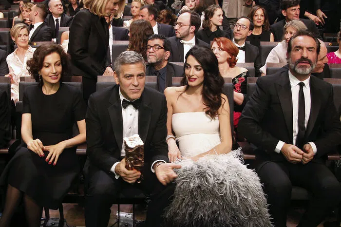 Die ersten Versuche Clooney, ein Date von Amal zu bekommen, sollen abgeschmettert worden sein.