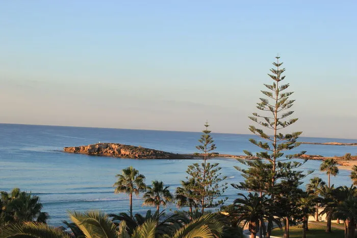 Die Insel vor Nissi Beach bietet schon in der Morgensonne beim ersten Blick aus dem Hotelfenster einen traumhaften Anblick.