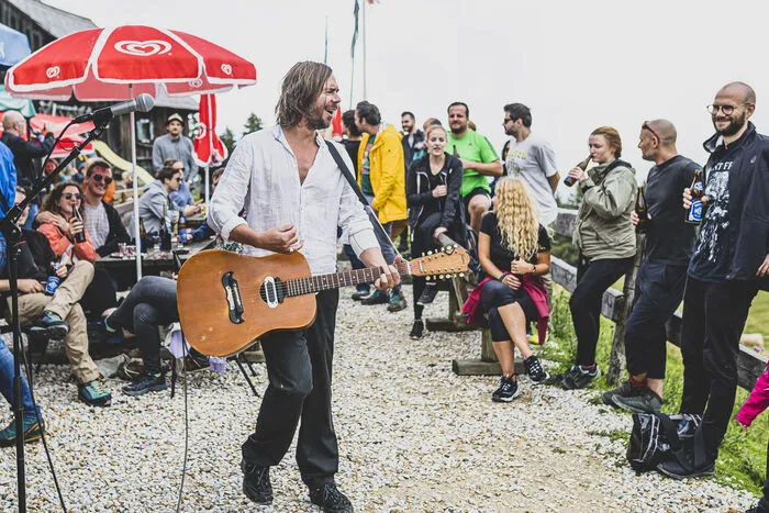 Auf der Hohenwarthütte begeisterte Kärntens Alternativ/Indie-Pop-Aushängeschild Herwig Zamernik alias "Fuzzman" seine treuesten Fans dann mit einem Konzert.