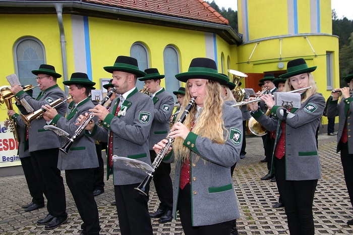 Das Jubiläum wurde unter großer Anteilnahme der Bevölkerung gefeiert. Die Blasmusikkapelle Södingtal spielte auf, ehe der Festgottesdienst gefeiert wurde.