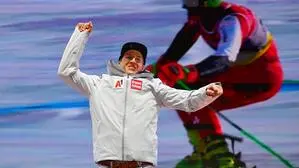 Raphael Haaser jubelt bei der Medaillenvergabe