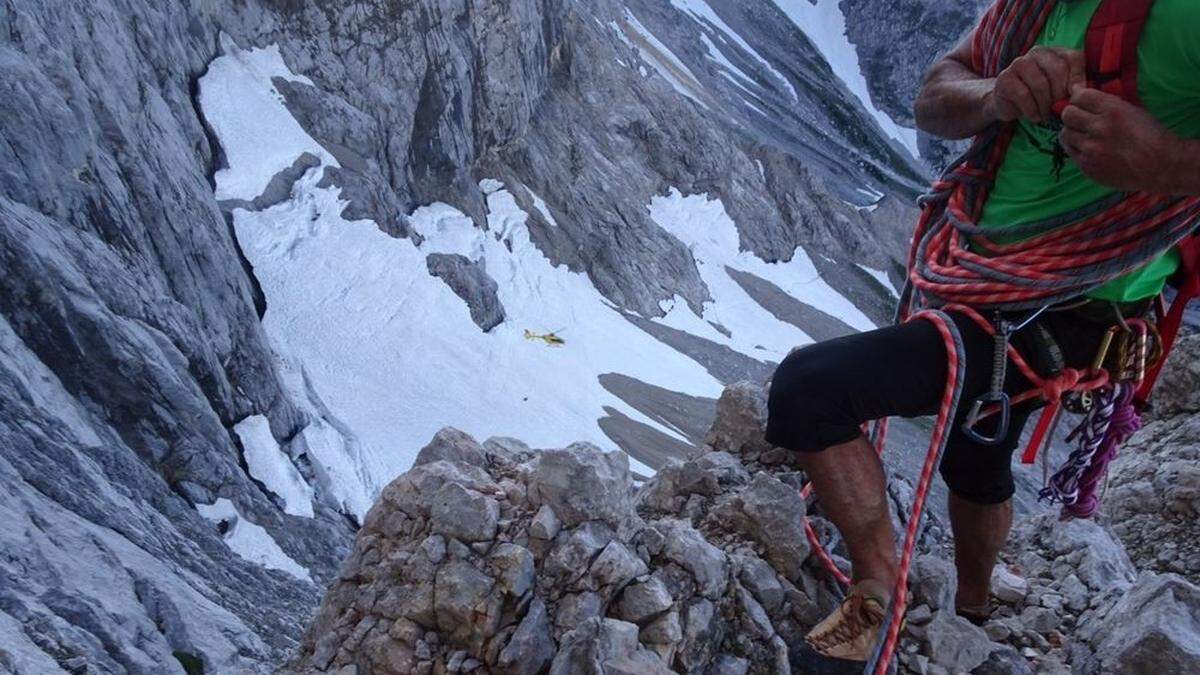 Beim Einstieg zur Kletterroute über ein Schneefeld am Wandfuß passierte der Unfall