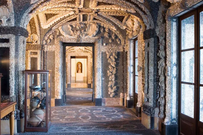 Im Untergeschoß des Palazzo befinden sich mehrere Muschelgrotten, die kunstvoll mit hellen und dunklen Stein- und Muschelverzierungen ausgestaltet sind.